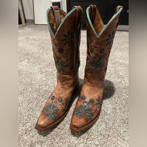 Beautiful tan and turquoise cowboy boots.
